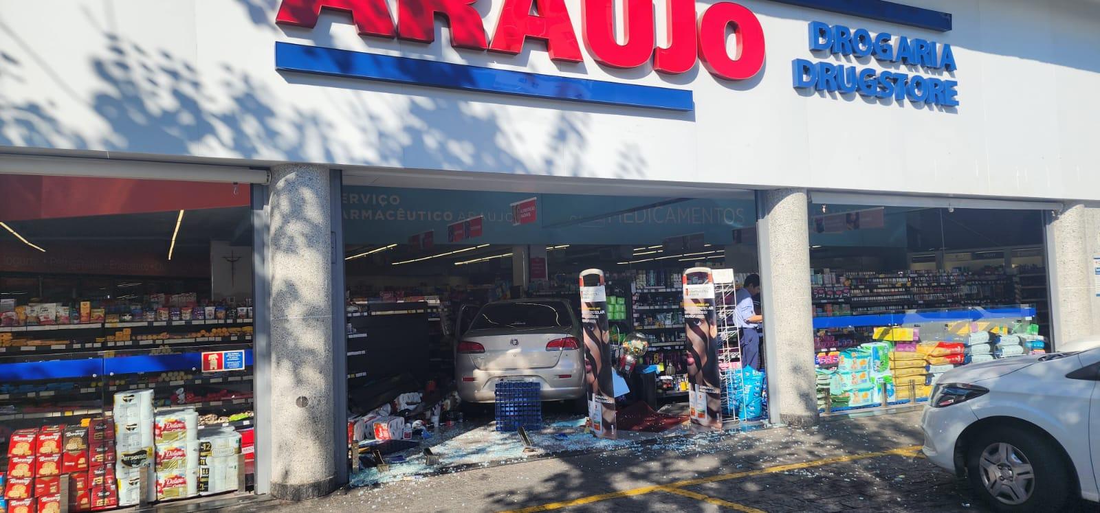 Carro invade Drogaria Araujo no bairro Serra, em BH - Foto: Reprodução/Redes Sociais