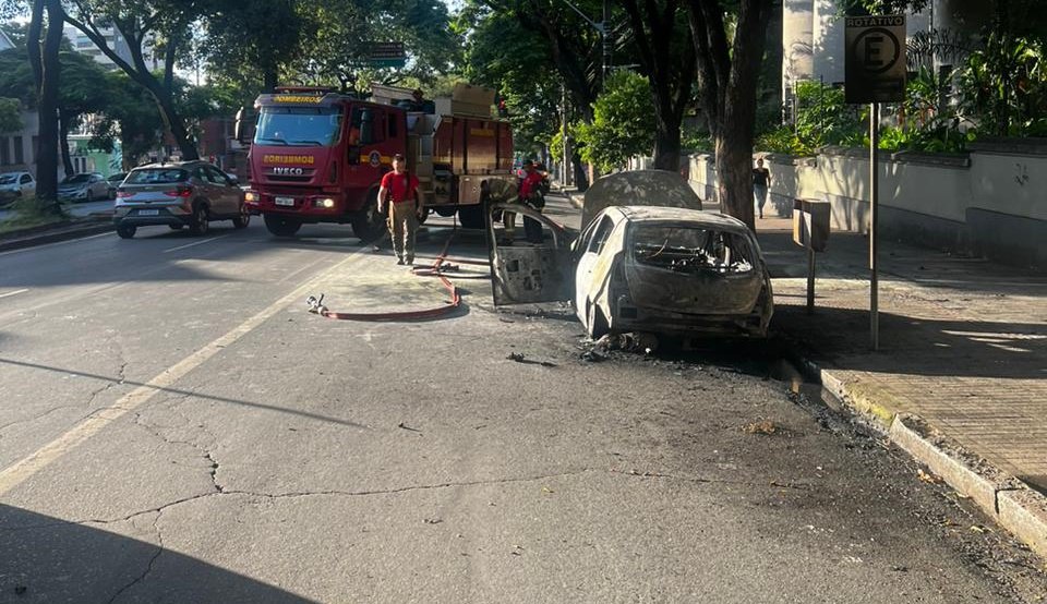 Carro é destruído pelo fogo na Avenida do Contorno, em BH - Foto: Divulgação/Corpo de Bombeiros