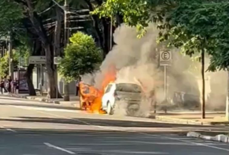 Carro é destruído pelo fogo na Avenida do Contorno, em BH - Foto: Reprodução/Redes Sociais