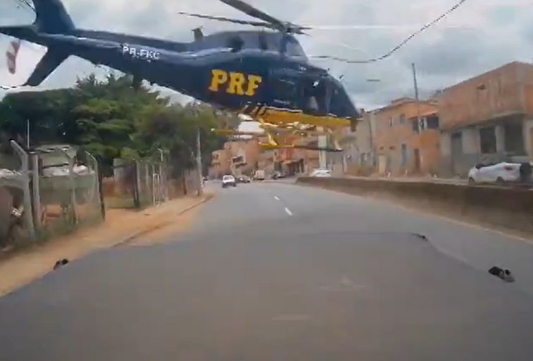 Queda do helicóptero da PRF em BH: carros quase são atingidos na Avenida Tereza Cristina - Foto: Reprodução