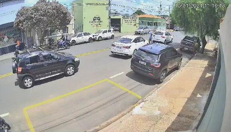Briga de trânsito termina com homem prensado contra o próprio carro em Uberaba - Foto: Reprodução