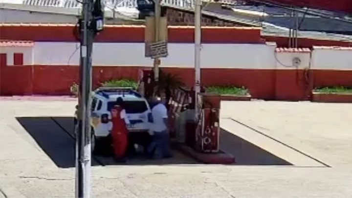 Homem é preso após furtar viatura da PM e tenta abastecer veículo em posto - Foto: Reprodução
