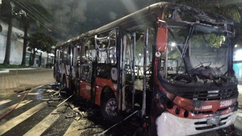 Protesto de moradores do Cabana do Pai Tomás tem dois ônibus queimados em BH - Foto: Divulgação/CBMMG