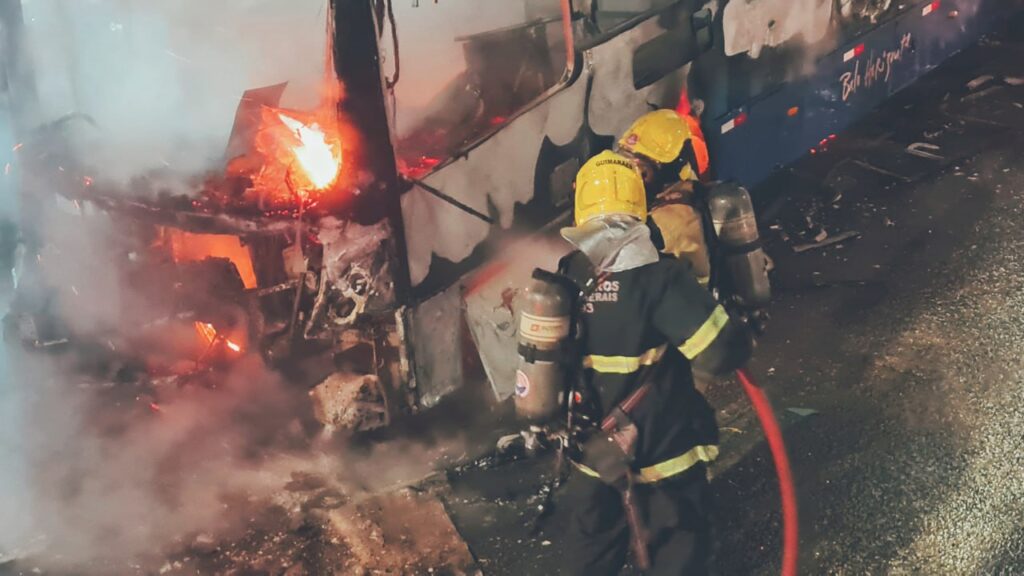 Ônibus com suspeita de pane pega fogo na Avenida Augusto de Lima, em BH - Foto: Divulgação/Corpo de Bombeiros