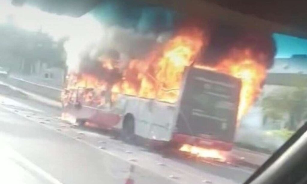 Ônibus pega fogo e interdita trecho da BR-040, em BH - Foto: Reprodução/Redes Sociais