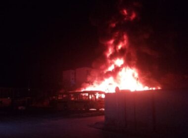 Cinco ônibus são destruídos por incêndio em Vespasiano - Foto: Reprodução/Redes Sociais