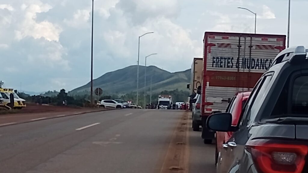 Manifestação bloqueia pista da rodovia BR-040, em Itabirito - Foto: Reprodução/Redes Sociais