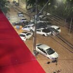 Carros são arrastados pela força da água na Avenida Prudente de Morais, em BH - Foto: Reprodução/Redes Sociais