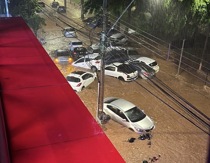 Carros são arrastados pela força da água na Avenida Prudente de Morais, em BH - Foto: Reprodução/Redes Sociais