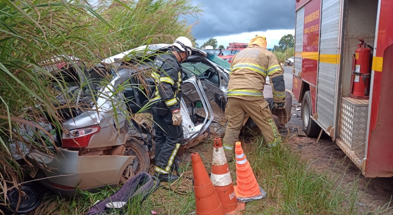 Mãe e filho de 1 mês em acidente na BR-365, em Patos de Minas - Foto: Divulgação/Corpo de Bombeiros