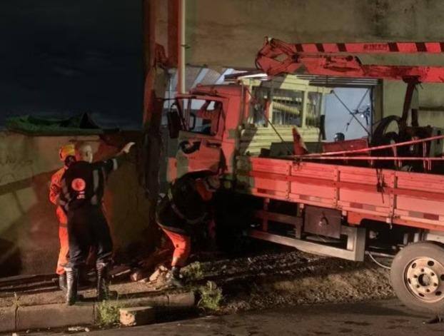 Caminhão invade casa e motorista fica ferido no Barreiro, em BH- Foto: Reprodução/Redes Sociais