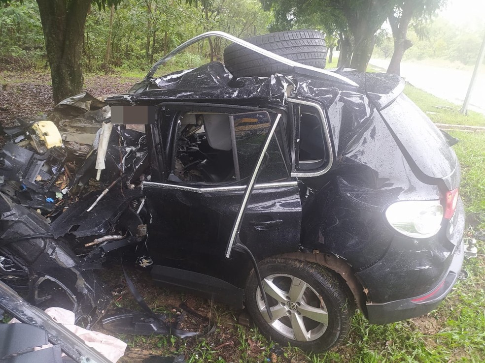 Acidente entre carro e carreta mata homem na BR-040, em São Gonçalo do Abaeté - Foto: Divulgação/PRF
