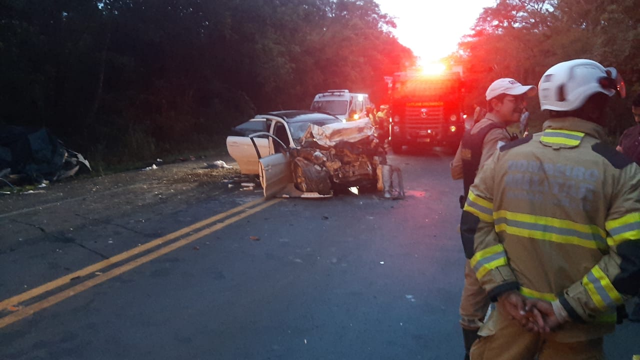 Duas crianças e dois adultos morrem em acidente frontal na BR-135, em Bocaiuva - Foto: Divulgação/CBMMG