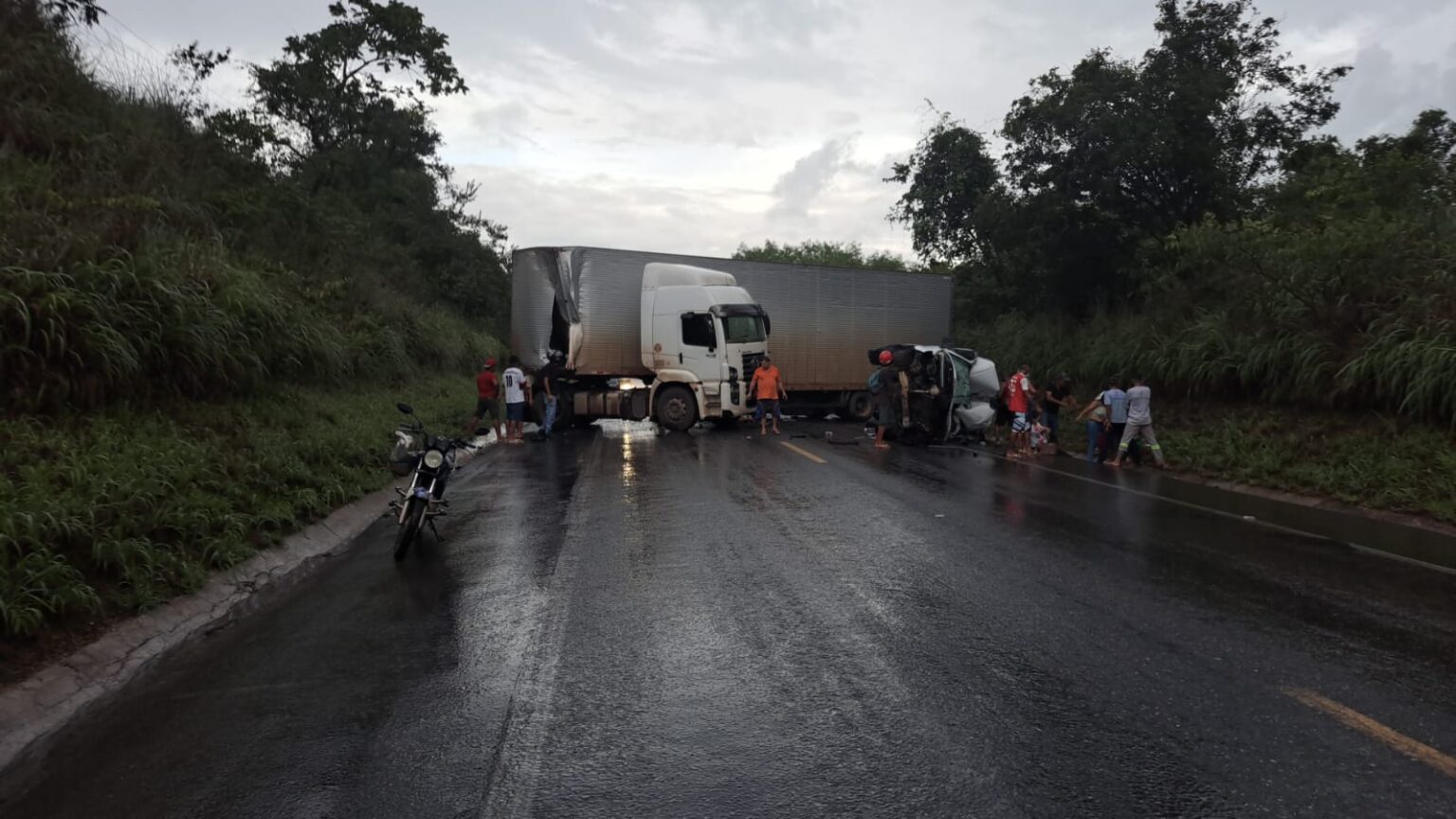 Três pessoas morrem em grave acidente na BR-251, em Montes Claros Três pessoas morrem em grave acidente na BR-251, em Montes Claros - Foto: Reprodução/Redes Sociais