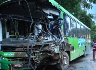 Acidente frontal entre carreta e ônibus deixa feridos na MG-435, em Caeté - Foto: Divulgação/Corpo de Bombeiros
