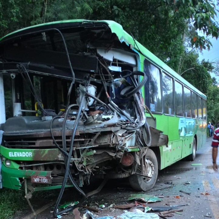 Acidente frontal entre carreta e ônibus deixa feridos na MG-435, em Caeté - Foto: Divulgação/Corpo de Bombeiros