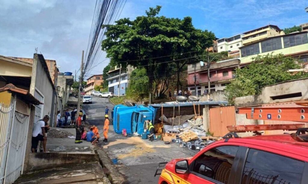Caminhão tomba, deixa ferido e interdita rua de Contagem - Foto: Divulgação/Transcon