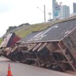 Carreta tomba e complica trânsito no Anel Rodoviário, em BH - Foto: Reprodução/Redes Sociais