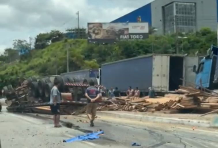 Acidente com carreta deixa motorista ferido e bloqueia Fernão Dias, em Betim - Foto: Reprodução/Redes Sociais