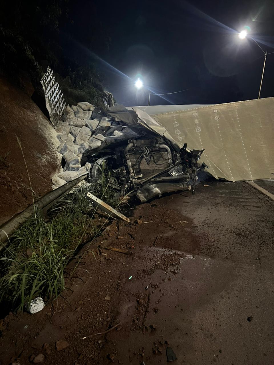 Acidentes entre cinco carretas e uma van deixam 20 feridos na Fernão Dias - Foto: Reprodução/Redes Sociais