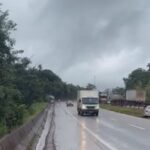 Motorista flagra sequência de acidentes após derramamento de óleo na Fernão Dias - Foto: Reprodução