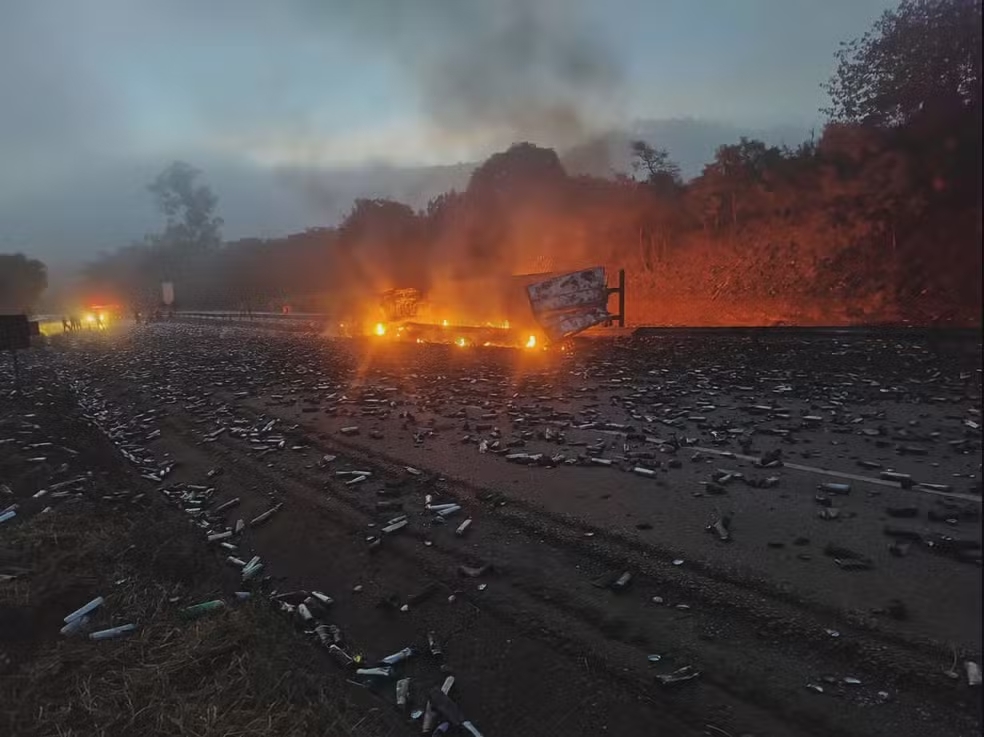 Caminhão com aerossol tomba, pega fogo e mata motorista na Fernão Dias - Foto: Reprodução/Redes Sociais
