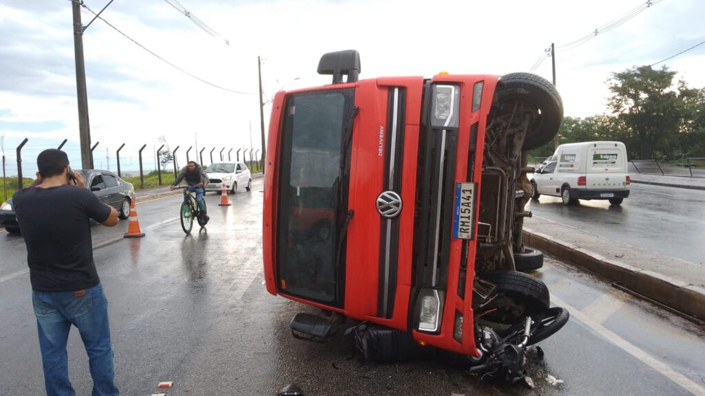 Acidente entre moto e caminhão deixa vítima inconsciente em Contagem - Foto: Divulgação/Transcon