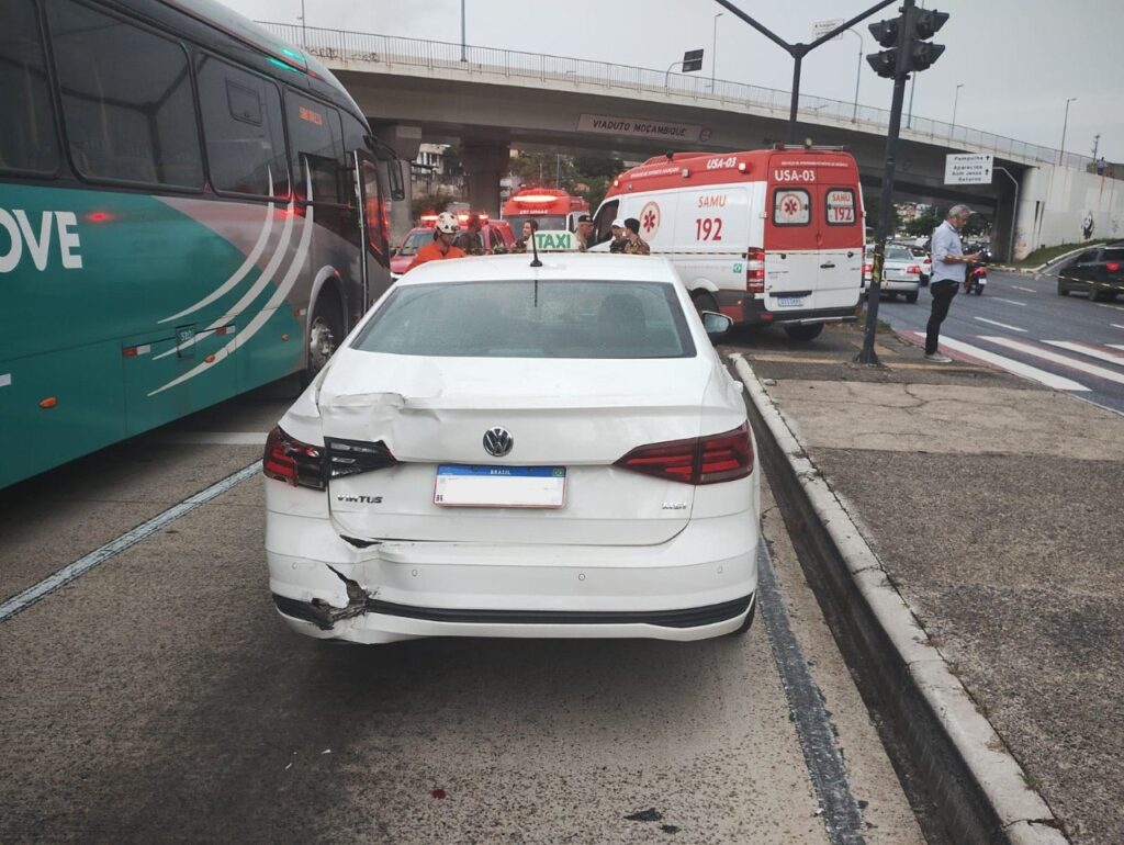 Acidente entre ônibus e táxi deixa feridos na Avenida Antônio Carlos, em BH - Foto: Divulgação/Corpo de Bombeiros