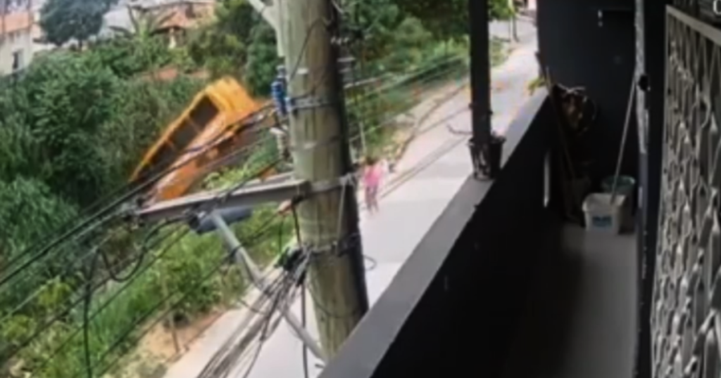 Vídeo mostra exato que ônibus suplementar cai dentro de córrego em BH - Foto: Reprodução