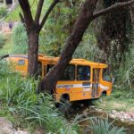 Motorista fica ferido após ônibus suplemetar cair dentro de córrego no bairro Jardim Felicidade, em BH - Foto: Divulgação/Corpo de Bombeiros