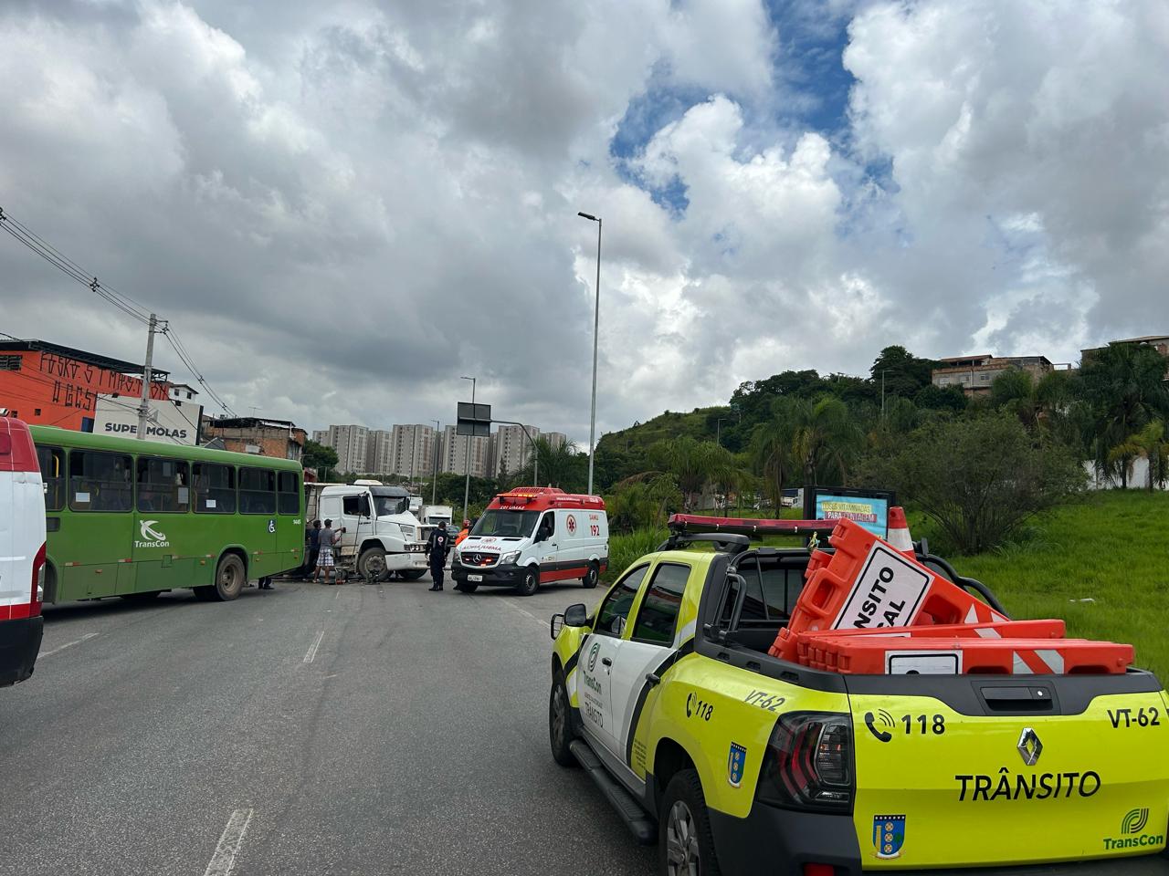 Acidente entre ônibus e caminhão deixa vítima na Via Expressa de Contagem - Foto: Divulgação/Transcon