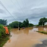 Família fica ilhada em caminhonete durante temporal em Araçuaí - Foto: Divulgação/Corpo de Bombeiros