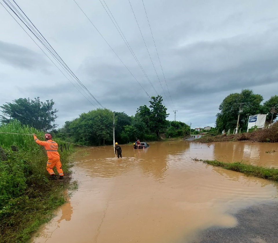 Família fica ilhada em caminhonete durante temporal em Araçuaí - Foto: Divulgação/Corpo de Bombeiros