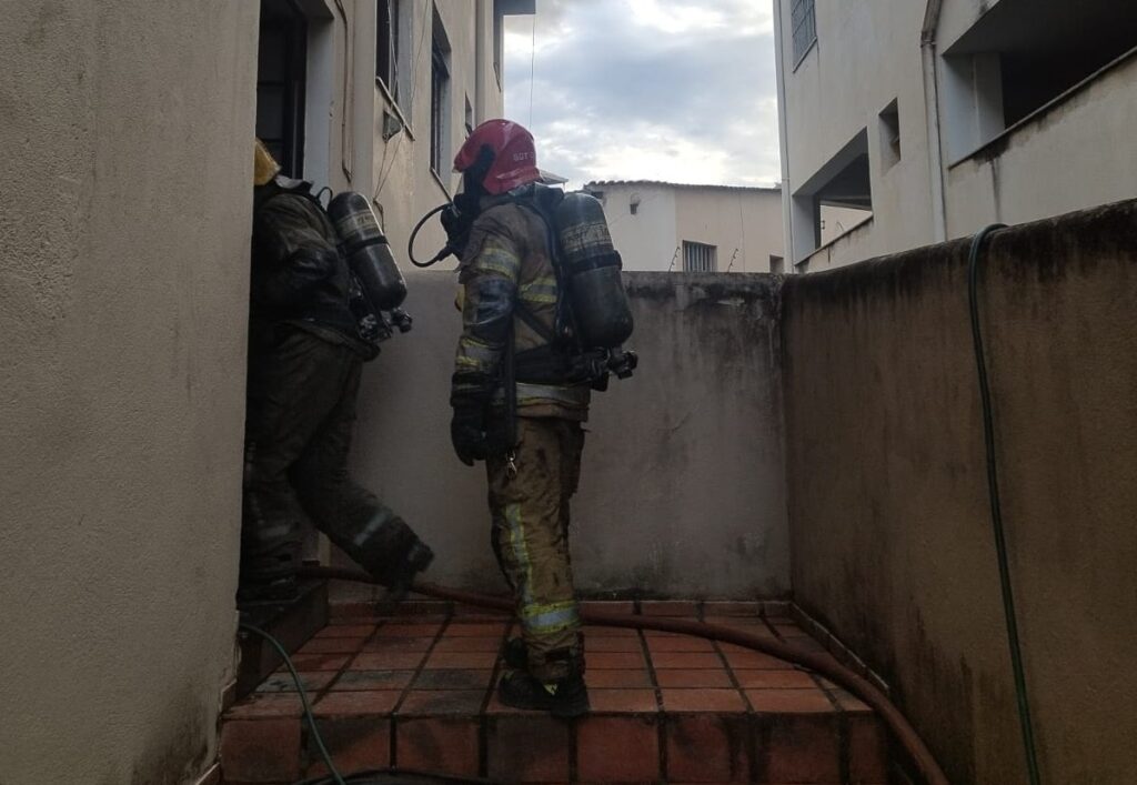Adolescente morre durante incêndio em apartamento na Grande BH - Foto: Divulgação/Corpo de Bombeiros