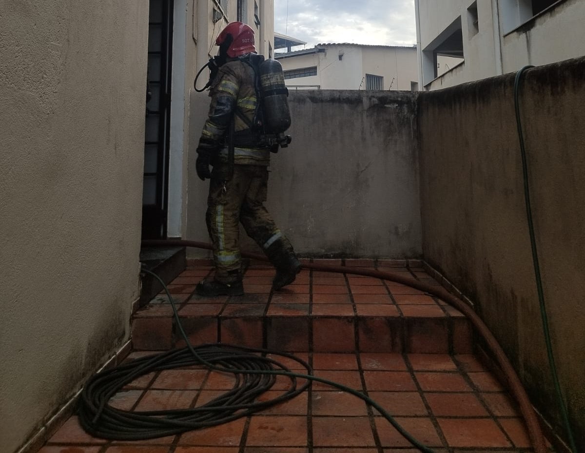 Adolescente morre durante incêndio em apartamento na Grande BH - Foto: Divulgação/Corpo de Bombeiros