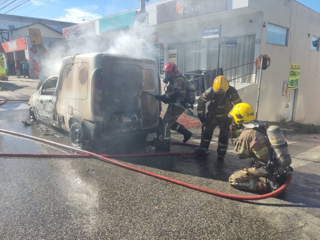 Carro com encomendas da Shopee é destruído por fogo em BH - Foto: Divulgação/Corpo de Bombeiros