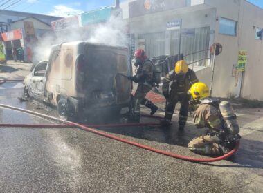 Carro com encomendas da Shopee é destruído por fogo em BH - Foto: Divulgação/Corpo de Bombeiros