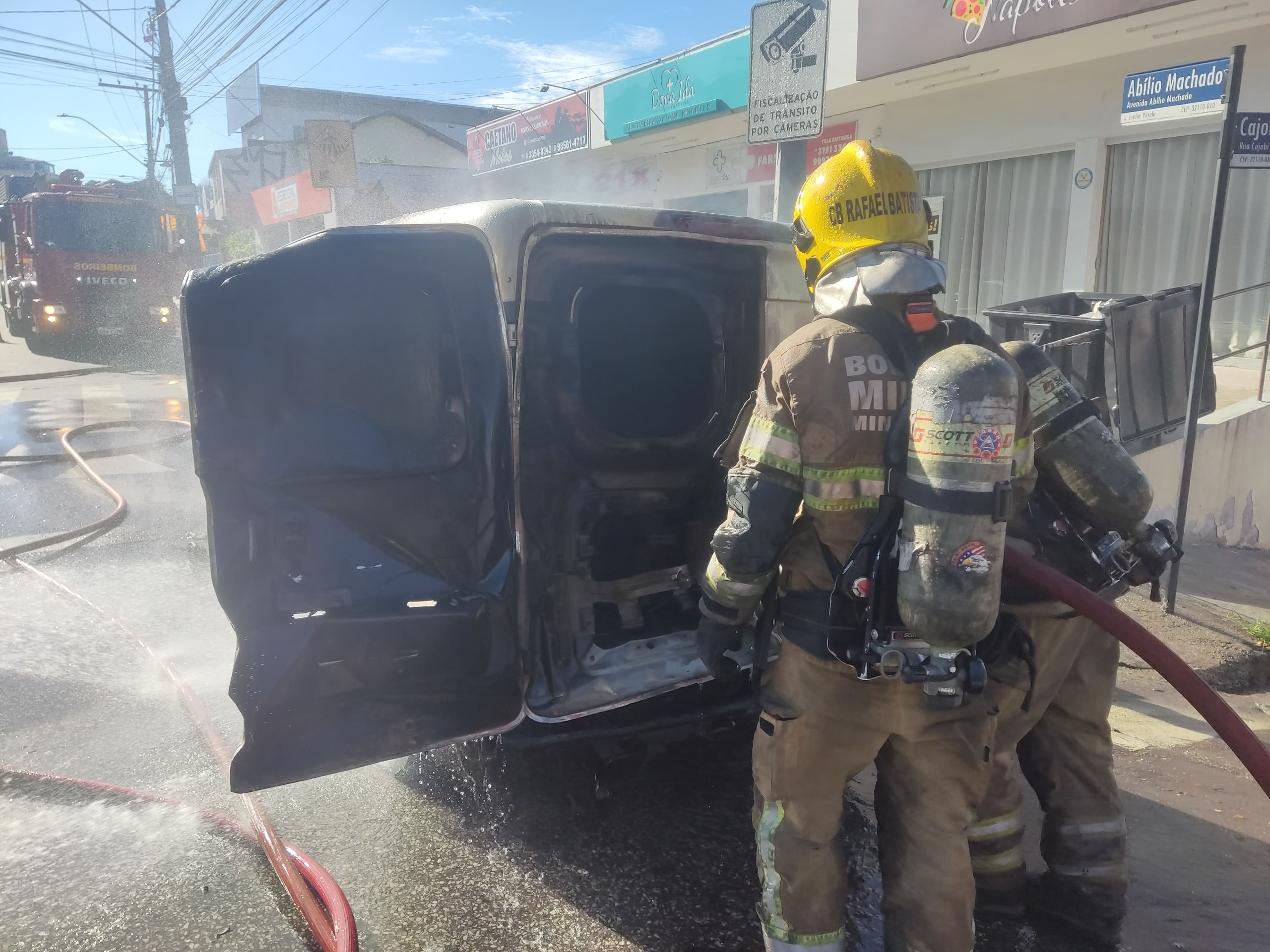 Carro com encomendas da Shopee é destruído por fogo em BH - Foto: Divulgação/Corpo de Bombeiros