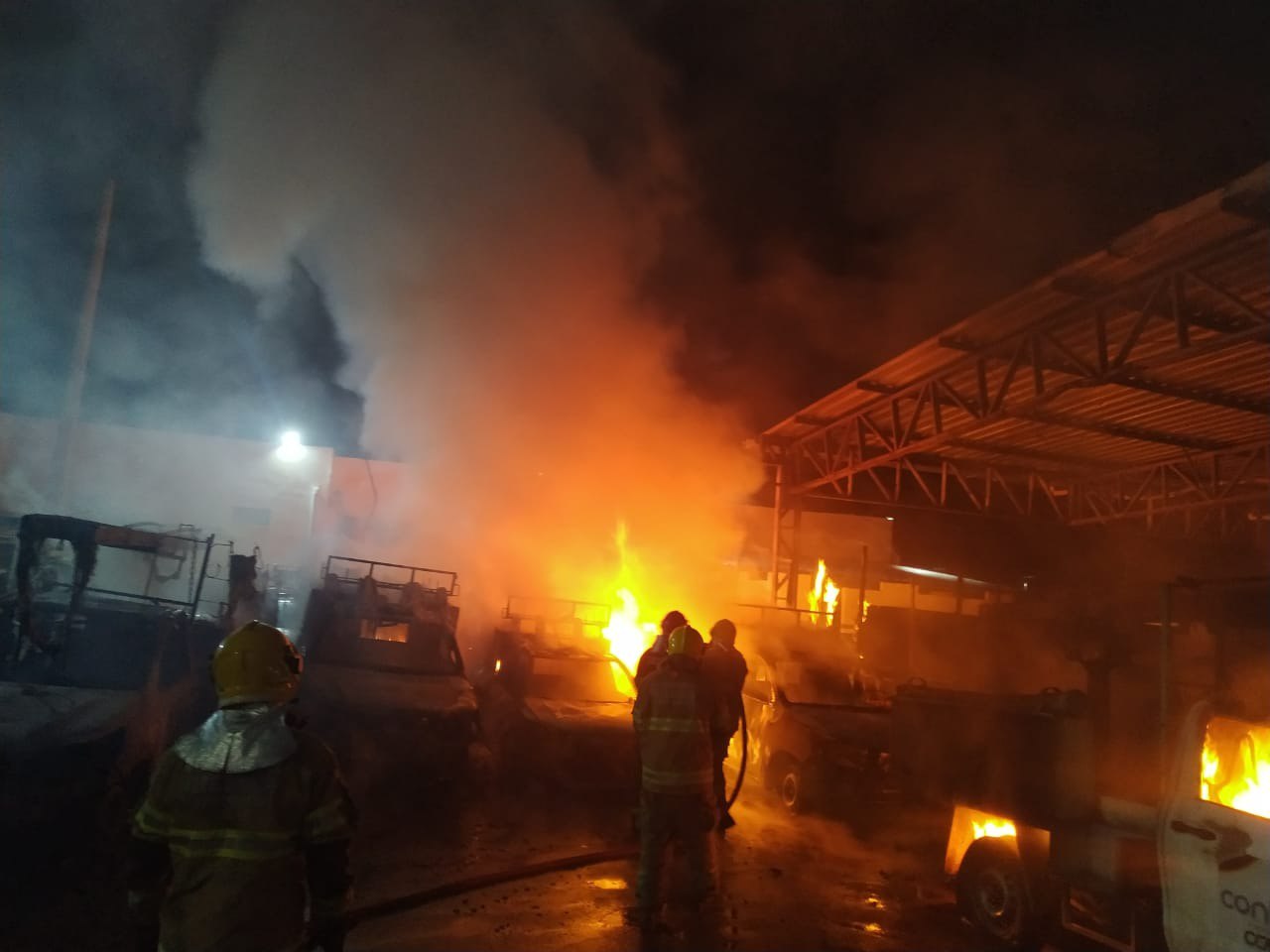Incêndio destrói 14 carros em pátio em Montes Claros - Foto: Divulgação/CBMMG