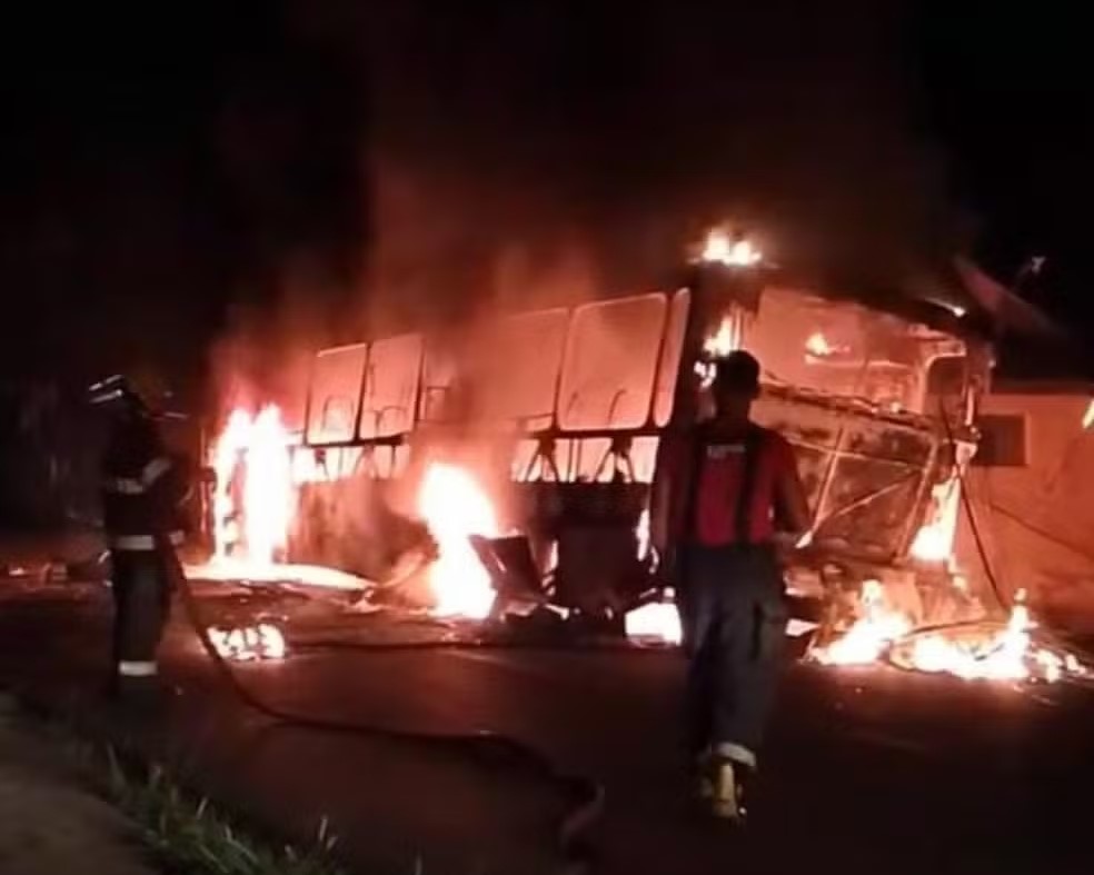 Ônibus fica destruído após bater em poste e pegar fogo no Barreiro, em BH - Foto: Reprodução/Redes Sociais