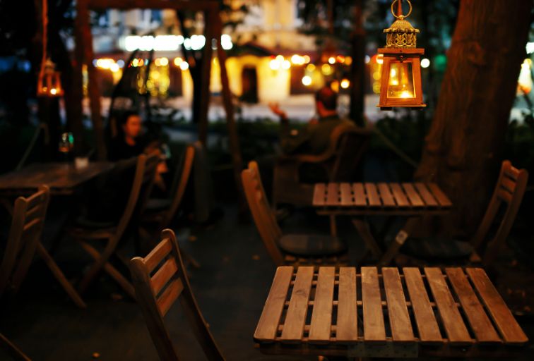 BH amplia horário para mesas e cadeiras de bar em calçadas - Foto: Divulgação/Canva Pro