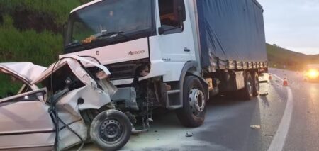 Acidente entre carro e caminhão mata casal na BR-116, em Leopoldina - Foto: Divulgação/PRF