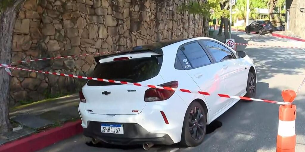 Cratera se abre embaixo de carro em rua do bairro Mangabeiras, em BH - Foto: Reprodução/TV Globo