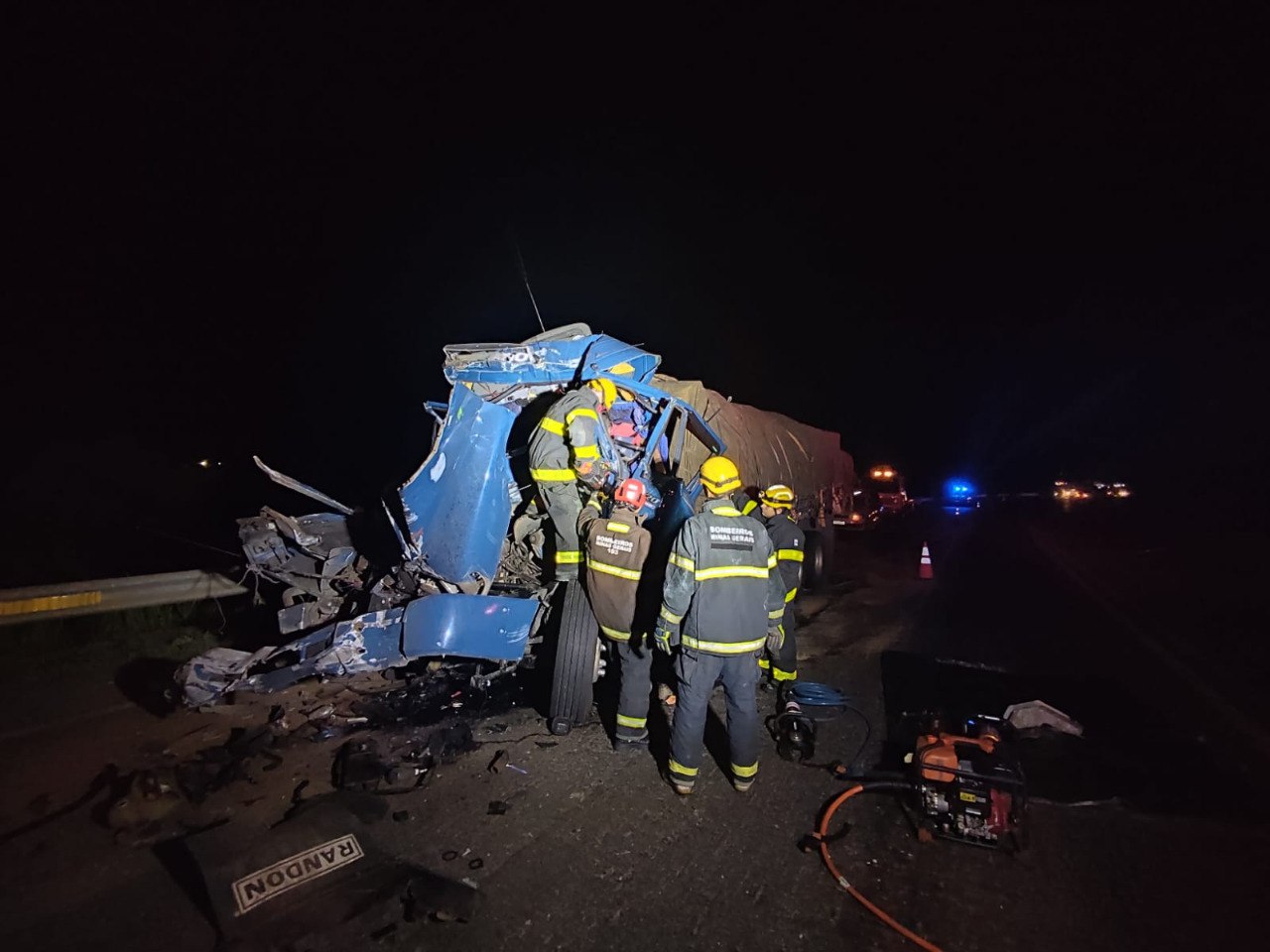 Batida entre caminhão e carreta mata motorista na BR-135, em Bocaiuva - Foto: Divulgação/CBMMG