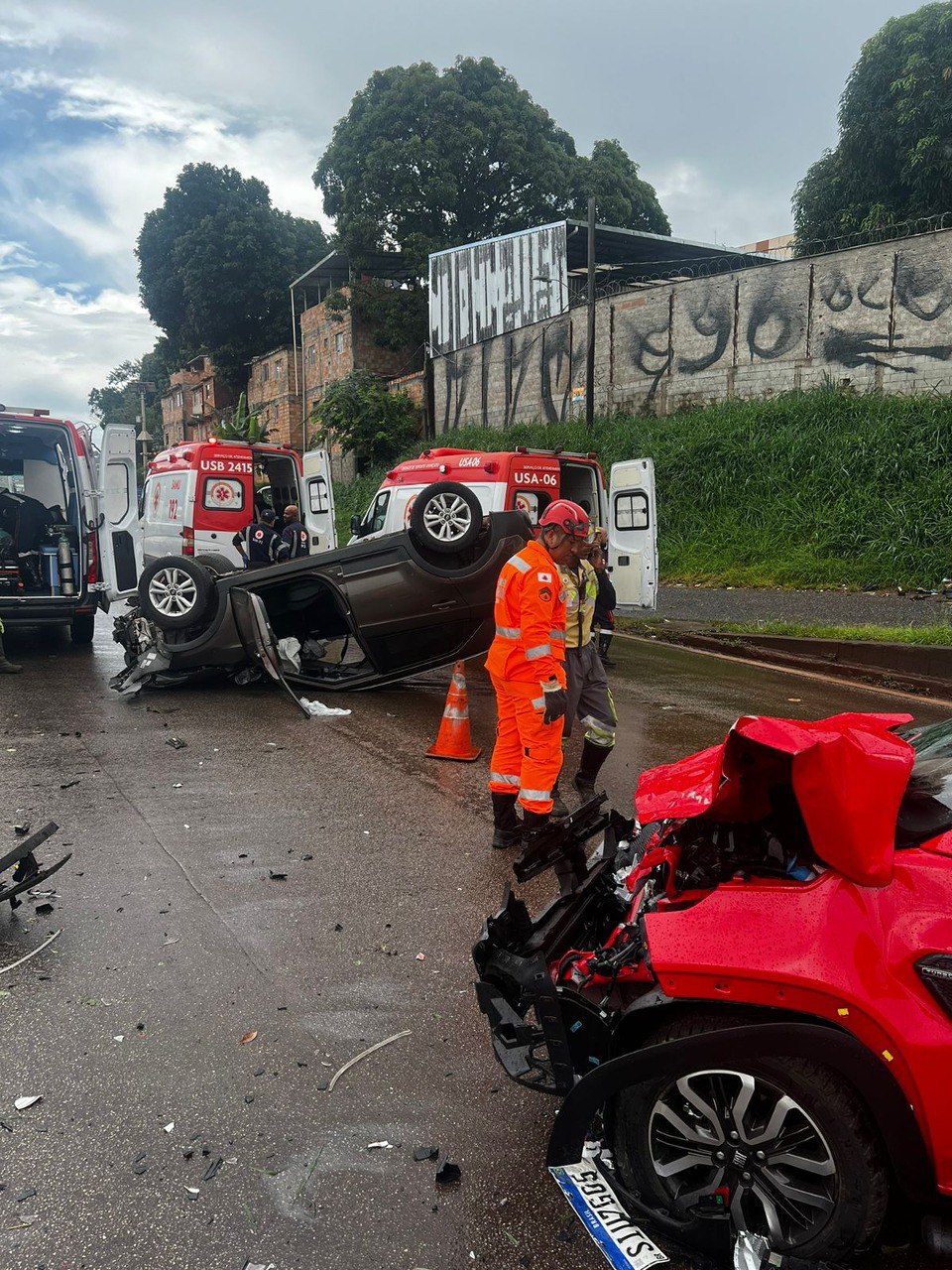 Quatro pessoas ficam feridas após acidente no Anel Rodoviária, em BH - Foto: Divulgação/CBMMG