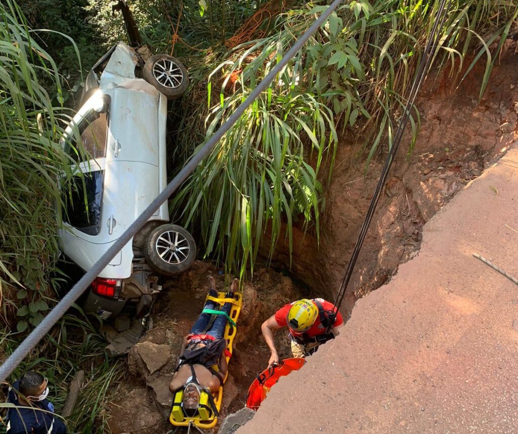 Motorista fica ferido após cair em barranco na BR-040, em Brumadinho - Foto: Divulgação/Corpo de Bombeiros