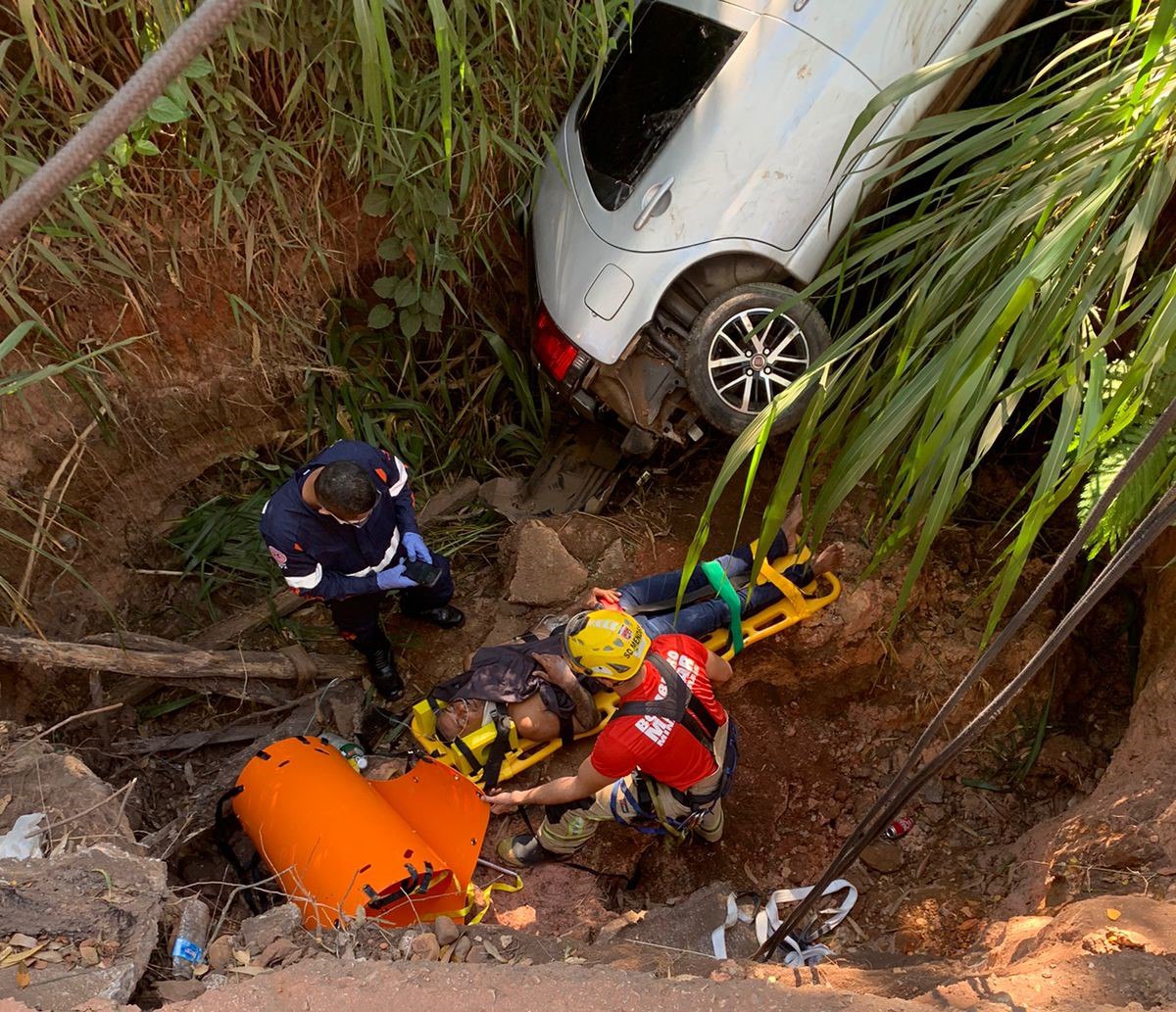 Motorista fica ferido após cair em barranco na BR-040, em Brumadinho - Foto: Divulgação/Corpo de Bombeiros