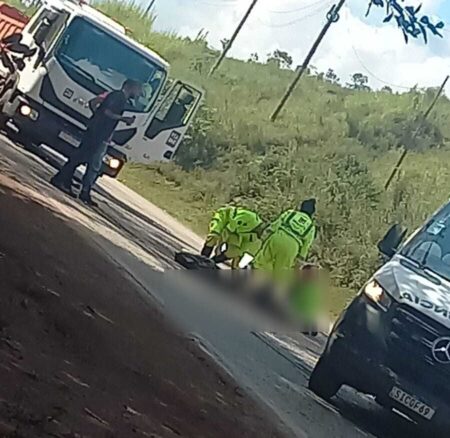 Acidente entre caminhão e moto deixa vítima na BR-040, em Congonhas - Foto: Reprodução/Redes Sociais
