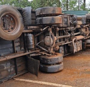 Caminhão tomba e fecha totamente trecho da BR-040, em Itabirito - Foto: Reprodução/Redes Sociais