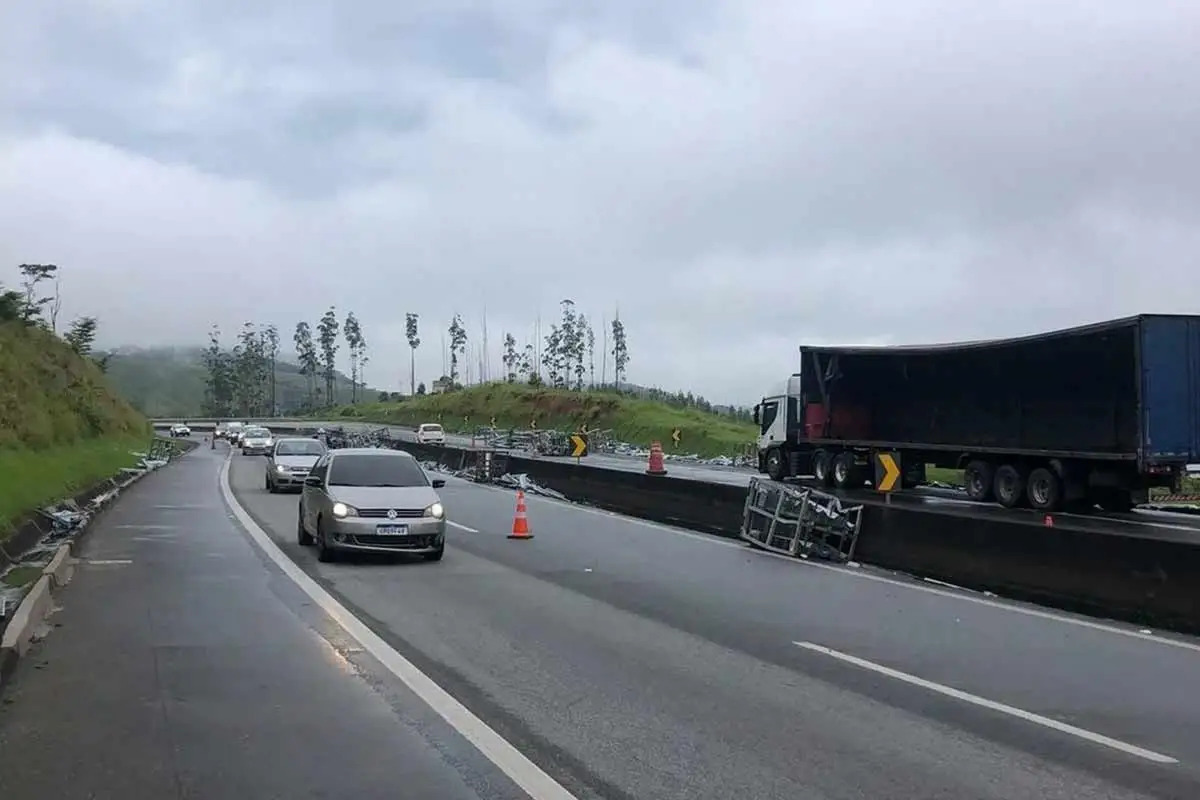 Motociclista fica gravemente ferida após ser atingida por carga de carreta na BR-040, em Juiz de Fora - Foto: Divulgação/PRF